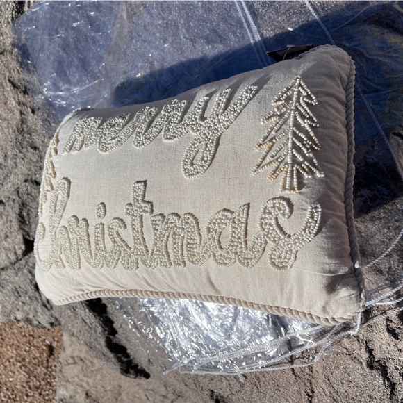 ⬇️St. Nicholas Square NWT Kohl’s Pillow 12”x18” Ivory Beaded Merry Christmas - Picture 5 of 9